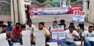 বন্দর ভবনের সামনে শ্রমিক দলের অবস্থান ধর্মঘটীনির্ধারণ