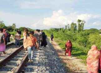 বৃদ্ধ মানুষকে নিয়ে জমির বিরোধে ট্রেনের নিচে ঝাঁপ দিলেন
