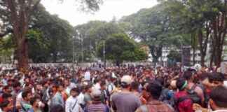 পল্লী বিদ্যুতের কর্মচারীরা সাত দফা দাবিতে দ্বিতীয় দিনের মতো অবস্থান কর্মসূচিতে